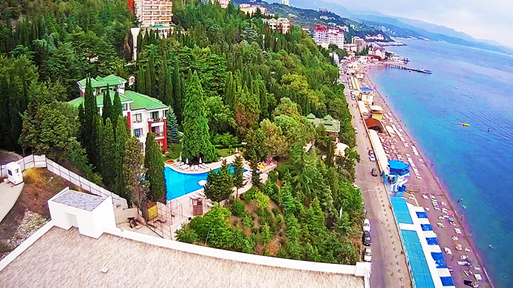 Онлайн веб-камера на набережной у отеля «Море» (Алушта, Россия)